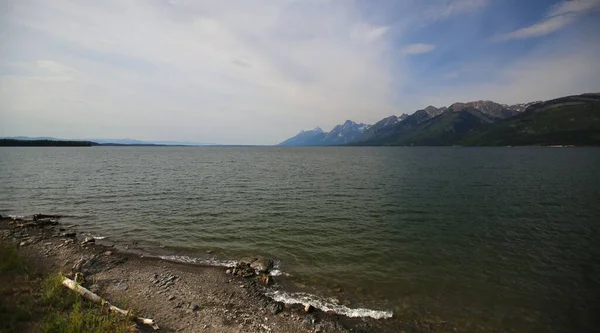 Malebný Pohled Pohoří Proti Jezeru Zamračený Den — Stock fotografie
