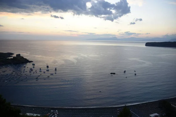 Gyönyörű Kilátás Nyílik Calabriai Tengerre Felhős Égbolt Alatt Olaszországban — Stock Fotó