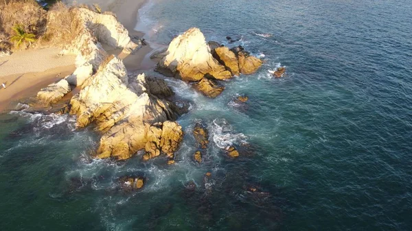 Een Top Uitzicht Van Zee Golven Crashen Een Wankele Kust — Stockfoto