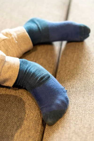 Die Füße Des Jungen Socken Auf Dem Sofa — Stockfoto