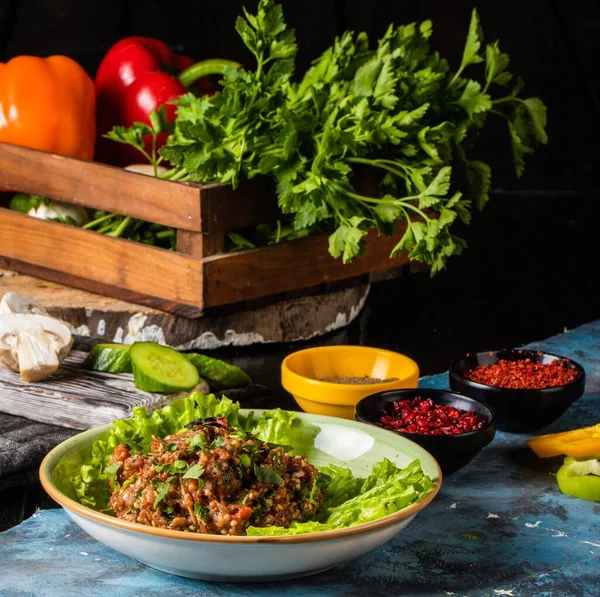 Egy Saláta Salátával Fűszerekkel Tálalva — Stock Fotó