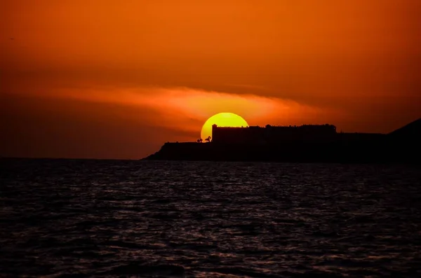 Auringonlasku Atlantin Valtamerellä Teneriffalla Kanariansaarella Espanja — kuvapankkivalokuva