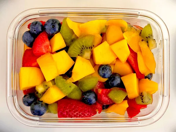 Recipiente Diferentes Frutas Frescas Cortadas Mesa — Foto de Stock