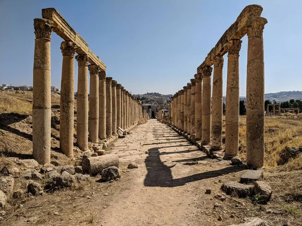 Empty Way Betweens Roman Colmuns — Stock Photo, Image