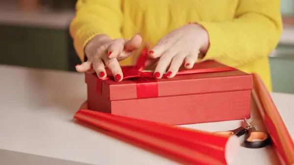 Упаковка Женских Рук Красной Подарочной Коробке — стоковое фото