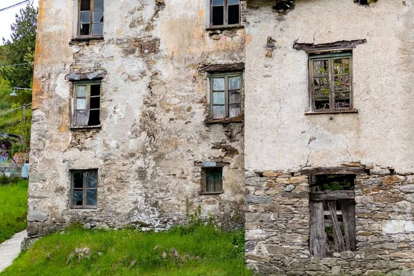 Façade Ancien Bâtiment Abandonné Avec Des Fenêtres Cassées — Photo