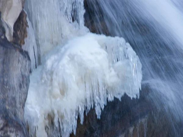 Close Água Cachoeira Que Flui Através Gelo — Fotografia de Stock