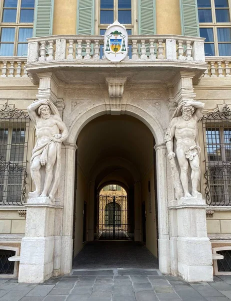 Das Alte Gebäude Mit Einem Bogenförmigen Eingang Italien — Stockfoto