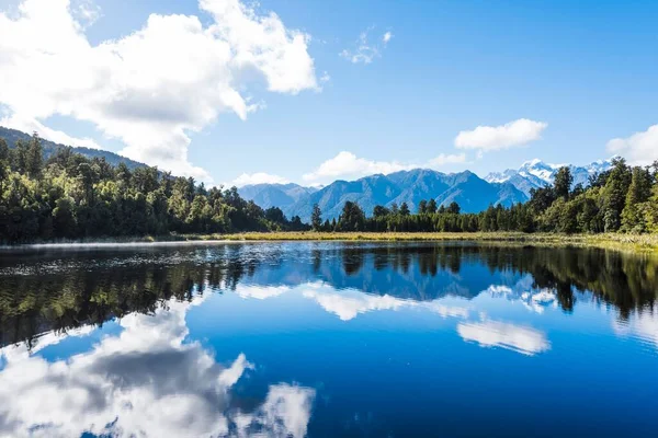 Okouzlující Pohled Jezero Matheson Obklopené Stromy Jižním Ostrově Nový Zéland — Stock fotografie