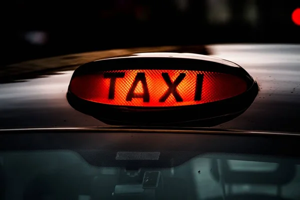 Primo Piano Taxi Sulla Cima Una Macchina Notte — Foto Stock