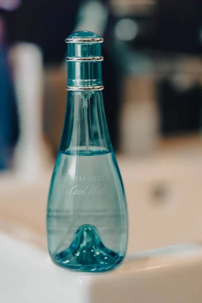 Pionowe Zbliżenie Perfum Davidoff Cool Water Dla Kobiet Niebieskim Sprayu — Zdjęcie stockowe