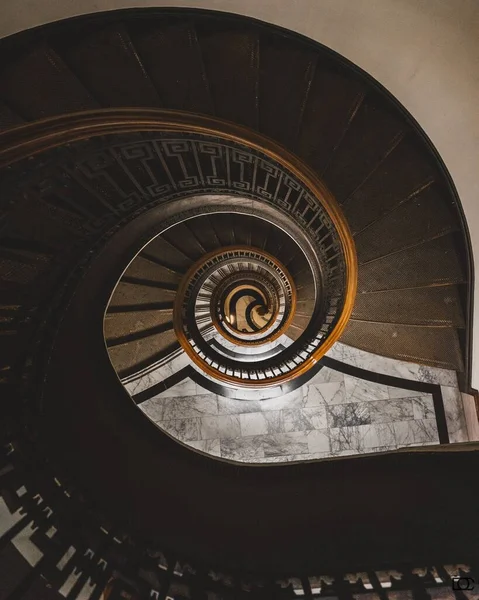 Uma Vista Vertical Superior Escada Espiral Com Grades Pretas Marrons — Fotografia de Stock