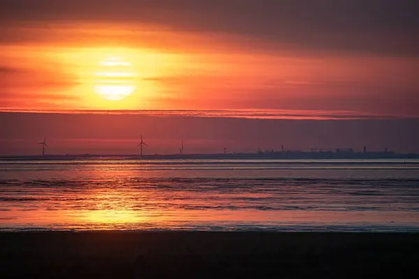 Denizin Üzerinde Güzel Bir Günbatımının Panoramik Bir Görüntüsü — Stok fotoğraf