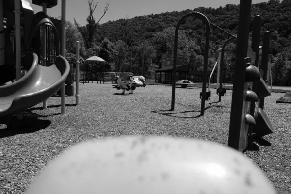 ペンシルベニア州ワシントンの公共の庭で遊び場のグレースケールショット — ストック写真