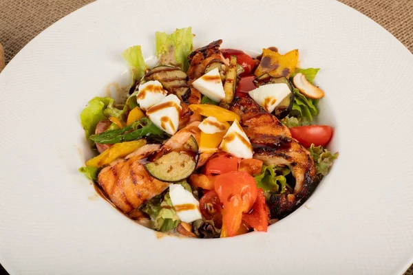 Assiette Blanche Avec Poulet Grillé Salade Légumes Sur Toile Jute — Photo