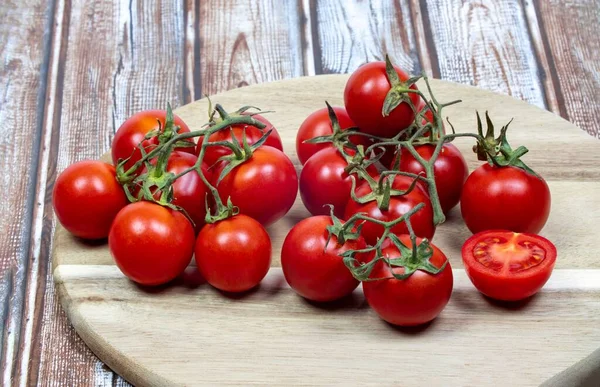 Tiro Close Tomates Cereja Fundo Madeira — Fotografia de Stock