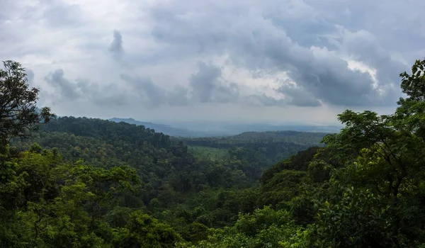 Muson Mevsiminde Bulutlu Fotoğraflı Dağlardan Oluşan Bir Manzara Çekildi — Stok fotoğraf