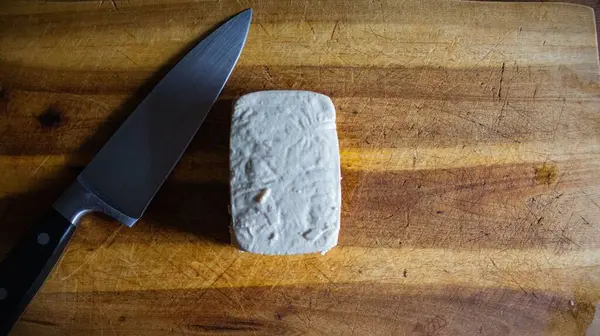 Trozo Tofu Una Tabla Madera Junto Cuchillo — Foto de Stock