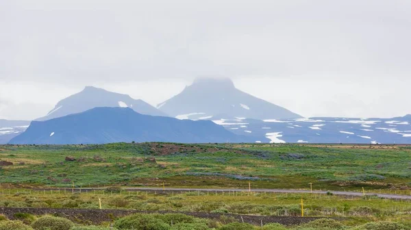 Una Vista Panorámica Paisaje Montañoso Con Tierras Verdes Primer Plano — Foto de Stock