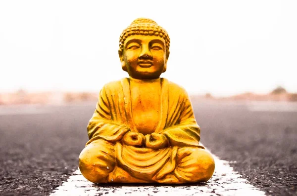 Antike Buddha Statue Auf Der Asphaltstraße — Stockfoto