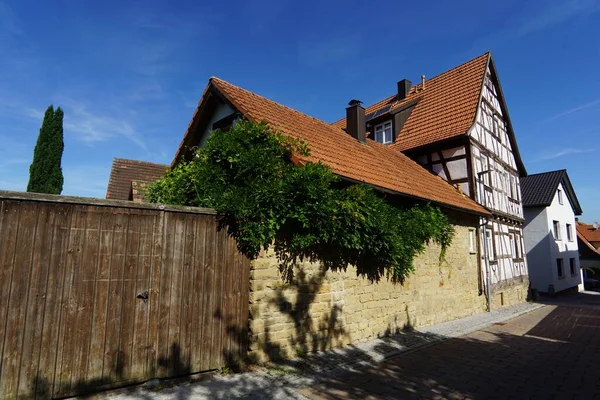 以蓝天为背景的德国风格房子的低角照片 — 图库照片