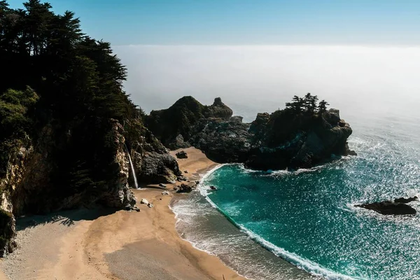 Μια Εναέρια Λήψη Του Big Sur Ακτή Μια Ηλιόλουστη Μέρα — Φωτογραφία Αρχείου