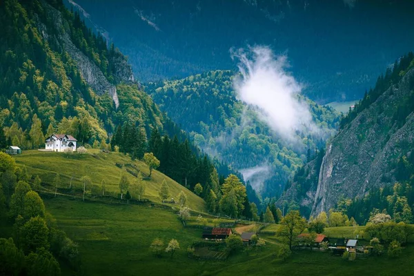 Захватывающий Пейзаж Зеленой Избушки Домами Подножия Холмов — стоковое фото