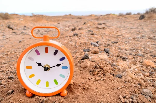 Reloj Analógico Clásico Arena Desierto Roca —  Fotos de Stock