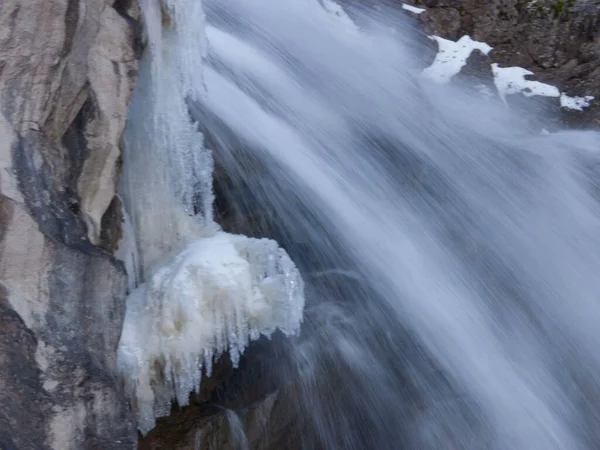 Close Água Cachoeira Que Flui Através Gelo — Fotografia de Stock
