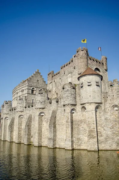 青空の上のフランダース伯の城 — ストック写真