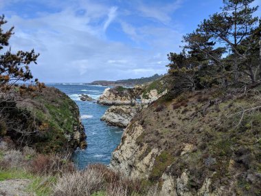 Point Lobos 'un mavi bulutlu arka planındaki kıyı şeridinin nefes kesici görüntüsü
