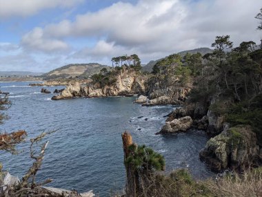 Point Lobos 'un mavi bulutlu arka planındaki kıyı şeridinin nefes kesici görüntüsü
