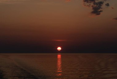 Deniz manzarası üzerinde gün batımı gökyüzü - güneş okyanusa yansıyor