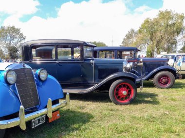 Eski Mercedes Benz 170 ve Ford Model A kırsal doğa, yeşil, çimen ve ağaçlarda. Klasik araba şovu. Kopyalama alanı