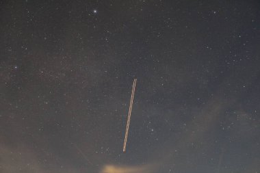 Yıldızbağlantı uydularının gökyüzündeki uzun pozu - yıldızlı gece gökyüzü