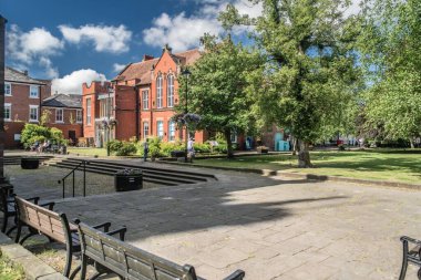 Nantwich Şehir Merkezi ofisi ve yaşlılar güneşli bir gün geçiriyorlar, Cheshire.