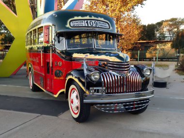 Buenos Aires 'e giden eski bir Chevrolet 1946 otobüsü. Geleneksel dosya süsleri. 109. hat. Expo Fierro 2022 Klasik araba şovu
