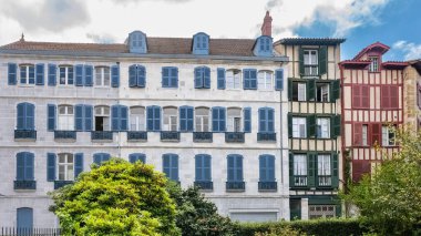 Bask paralı Bayonne, tarihi merkezde renkli panjurlu tipik cepheler.