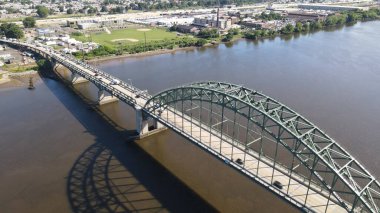Philadelphia 'nın kuzeyindeki Delaware Nehri' ni geçen Tacony Palmyra Köprüsü manzaralı. Pennsylvania tarafı arka planda..