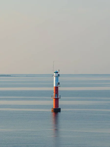 Den Vertikala Utsikten Över Fyr Som Står Det Blå Havet — Stockfoto