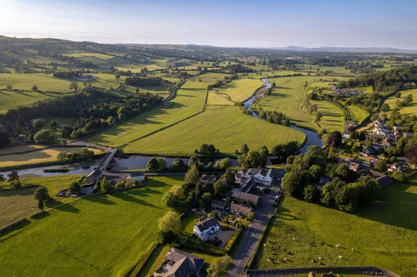 Vue Aérienne Maisons Entourées Champs Cultivés Verdoyants Dans Une Campagne — Photo