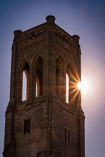 Вертикальный Снимок Старой Каменной Башни Солнечным Светом Голубым Небом — стоковое фото