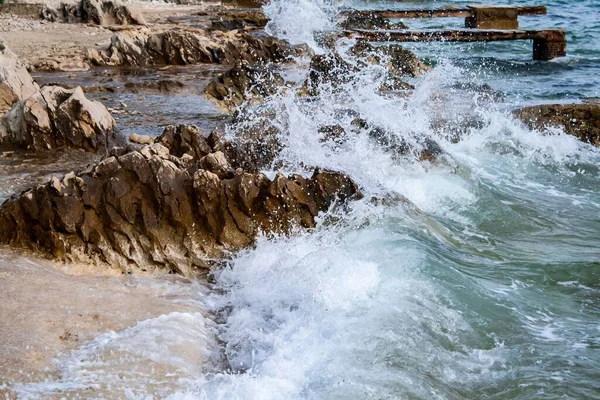 Крупним Планом Знімок Пінистих Хвиль Дряпаються Скелястий Берег — стокове фото