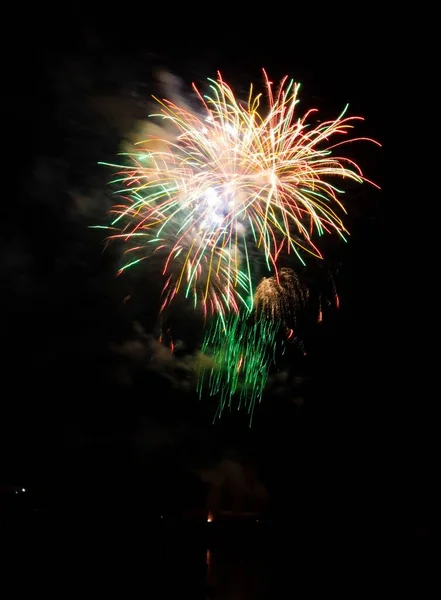 Tiro Vertical Fogos Artifício Coloridos Explodindo Céu Escuro Noite — Fotografia de Stock