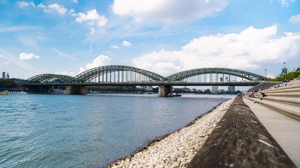 科隆一座能看到莱茵河楼梯的霍亨佐伦桥 — 图库照片
