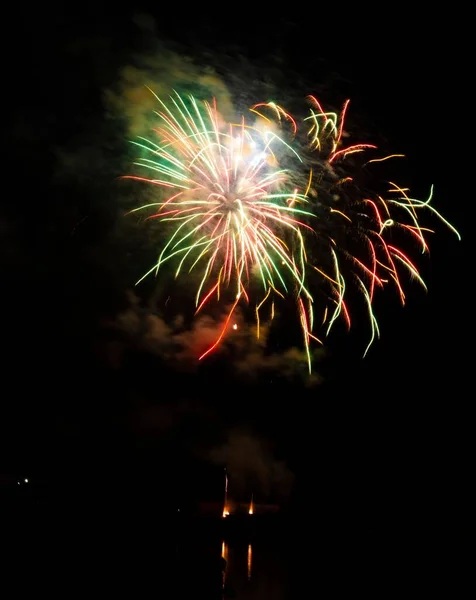 Tiro Vertical Fogos Artifício Coloridos Explodindo Céu Escuro Noite — Fotografia de Stock