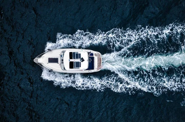 Top View Motorized Boat Sailing Water Leaving Foamy Trail — Stock Photo, Image