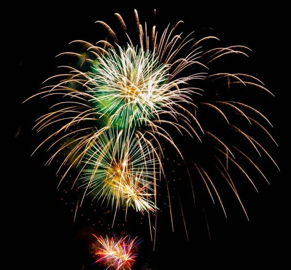 Eine Schöne Aufnahme Von Bunten Hellen Feuerwerk Explodiert Einem Nachthimmel — Stockfoto