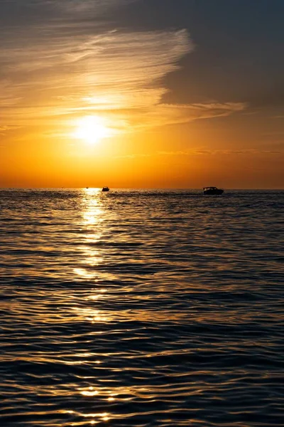 Вертикальный Снимок Пейзажного Солнца Сияющем Океане — стоковое фото