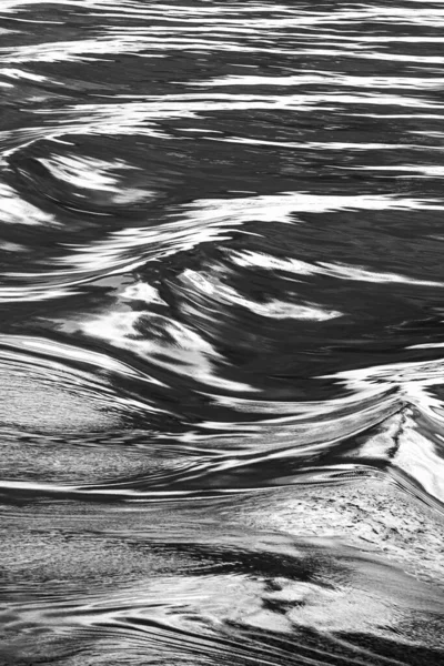 グレースケールで撮影された海の波の垂直閉鎖 — ストック写真
